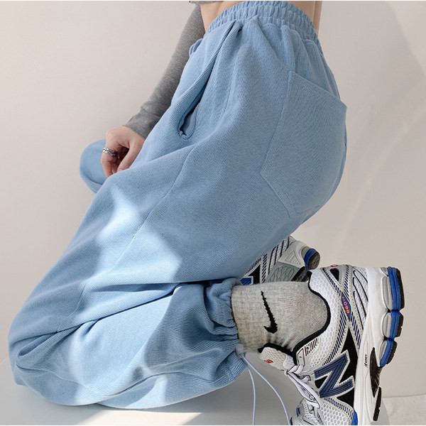 Kelių spalvų sportinių kelnių platus modelis