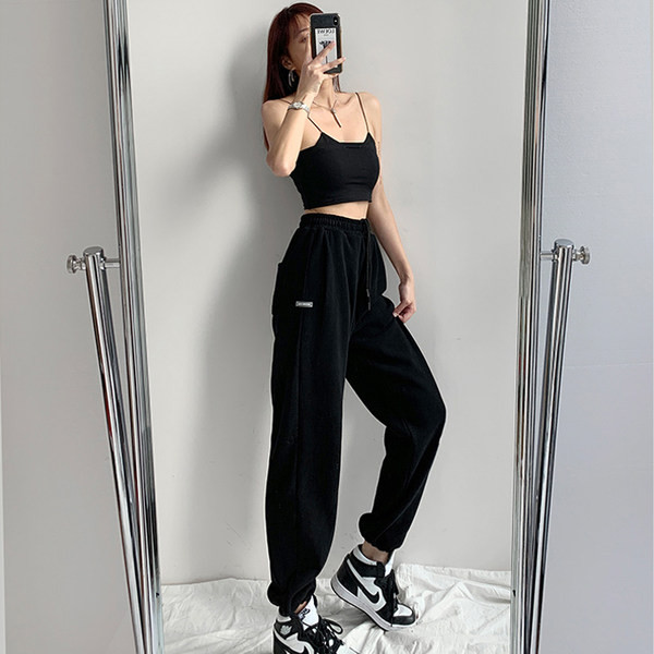 Kelių spalvų sportinių kelnių platus modelis