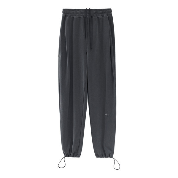 Kelių spalvų sportinių kelnių platus modelis