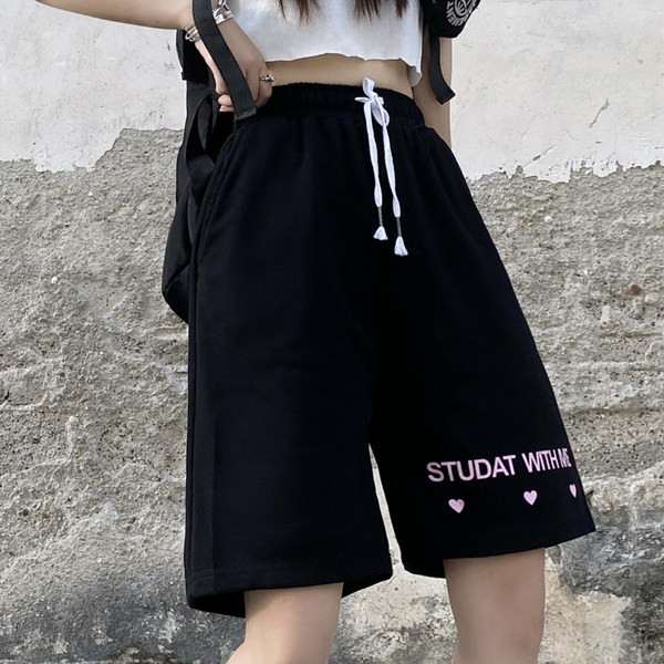 Casual γυναικείο σορτς σε μαύρο χρώμα με επιγραφή