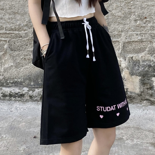Casual γυναικείο σορτς σε μαύρο χρώμα με επιγραφή