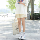 Δύο μοντέλα αθλητικά σορτς για γυναίκες με τσέπες