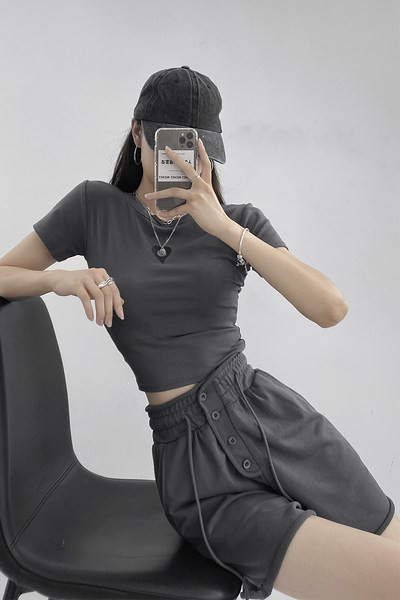 Nööpidega ja elastse vöökohaga lühikesed püksid