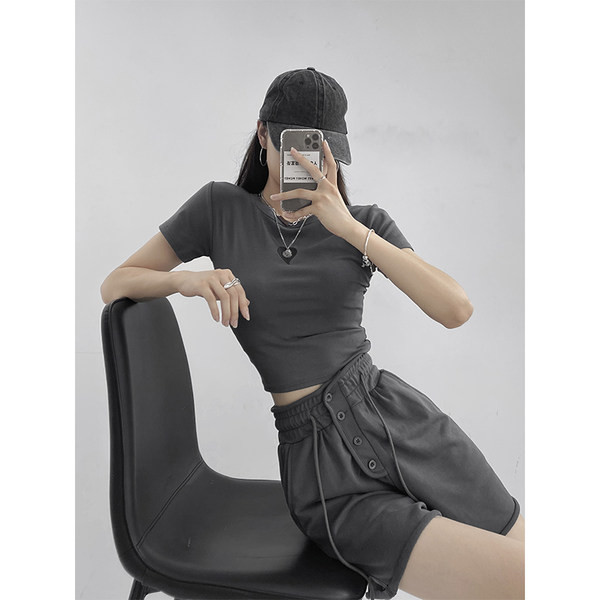 Nööpidega ja elastse vöökohaga lühikesed püksid