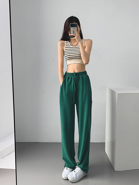 Αθλητικά και casual γυναικεία φόρμα σε πολλά χρώματα