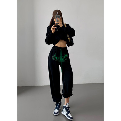 Ženske široke sportske hlače s izvezenim natpisom