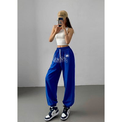 Ženske široke sportske hlače s izvezenim natpisom