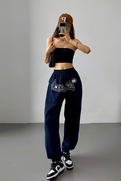 Ženske široke sportske hlače s izvezenim natpisom