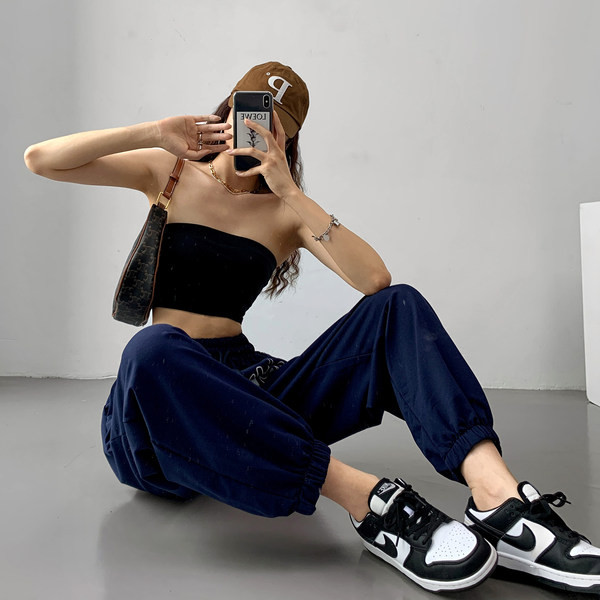 Ženske široke sportske hlače s izvezenim natpisom