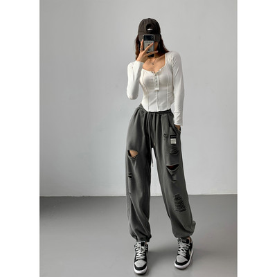 Αθλητικό παντελόνι με σκισμένα μοτίβα και κορδόνια