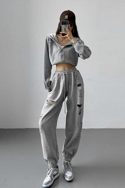 Αθλητικό παντελόνι με σκισμένα μοτίβα και κορδόνια