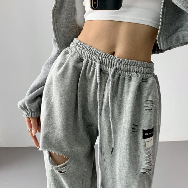 Αθλητικό παντελόνι με σκισμένα μοτίβα και κορδόνια