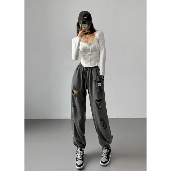 Αθλητικό παντελόνι με σκισμένα μοτίβα και κορδόνια