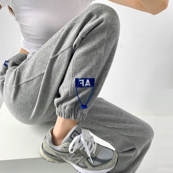 Дамски спортен панталон с връзки и бродиран надпис