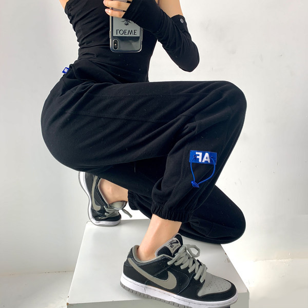 Γυναικείο αθλητικό παντελόνι με κορδόνια  και κεντητή επιγραφή