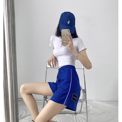 Νέο μοντέλο γυναικείου σορτς με έμβλημα