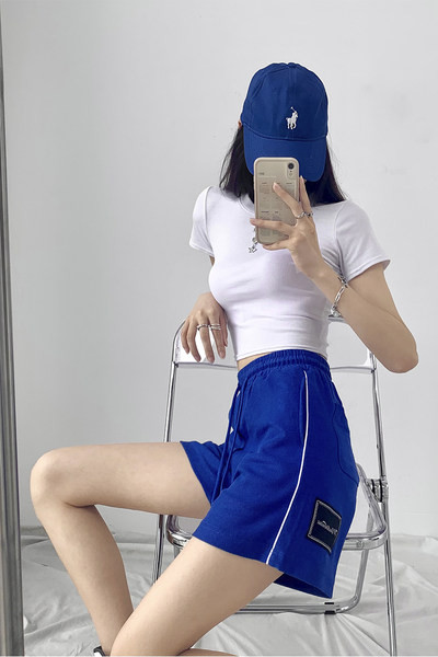 Νέο μοντέλο γυναικείου σορτς με έμβλημα