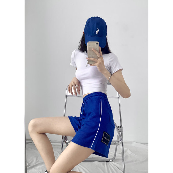 Νέο μοντέλο γυναικείου σορτς με έμβλημα