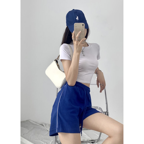 Νέο μοντέλο γυναικείου σορτς με έμβλημα