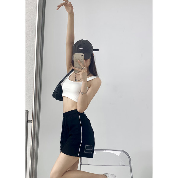 Νέο μοντέλο γυναικείου σορτς με έμβλημα