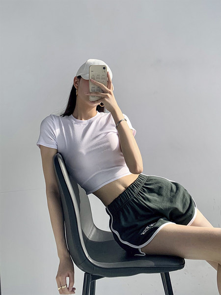 Ženske kratke hlače s izvezenim natpisom