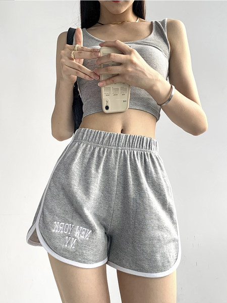 Ženske kratke hlače s izvezenim natpisom