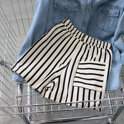 Ριγέ γυναικείο σορτς με τσέπη