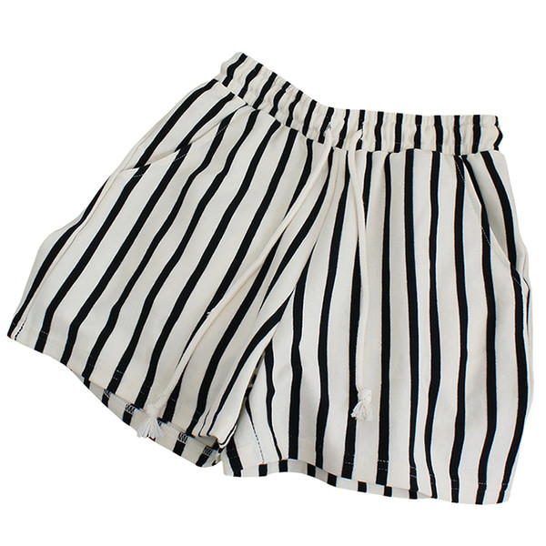 Ριγέ γυναικείο σορτς με τσέπη