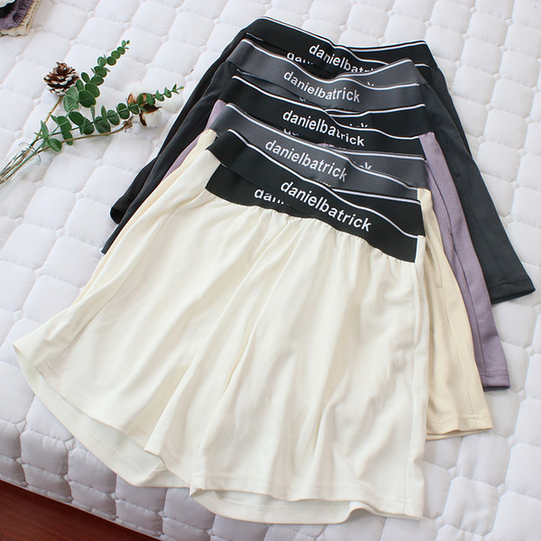 Γυναικείο αθλητικό σορτς με λάστιχο στη μέση και επιγραφή