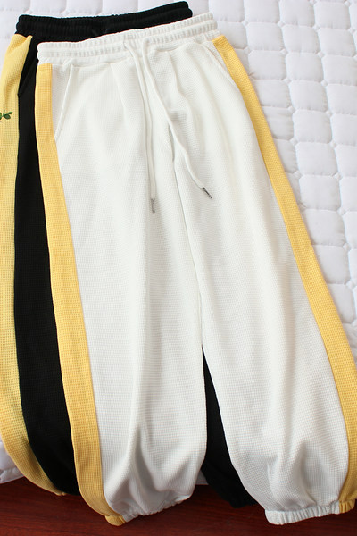 Laiad küljeäärega mudelipüksid