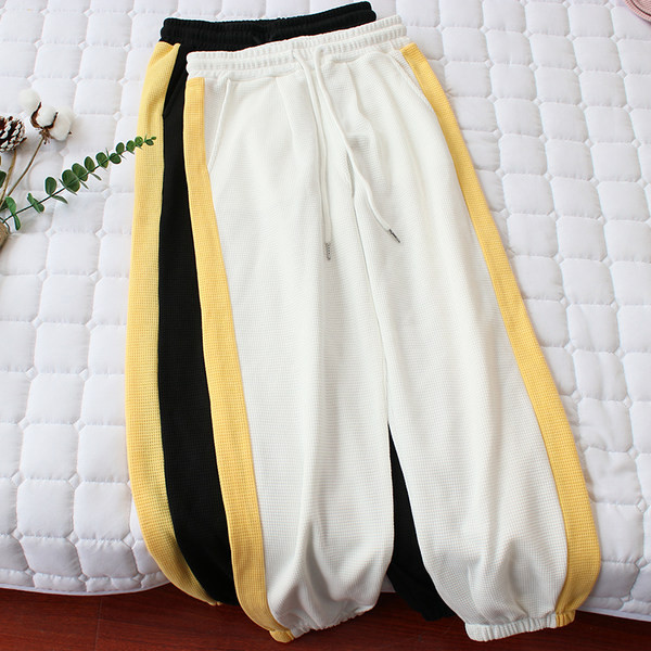 Laiad küljeäärega mudelipüksid