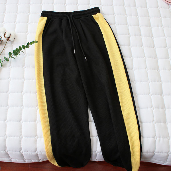 Laiad küljeäärega mudelipüksid