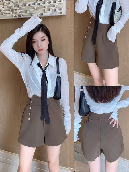 Moodsad nööpide ja kõrge vöökohaga lühikesed püksid