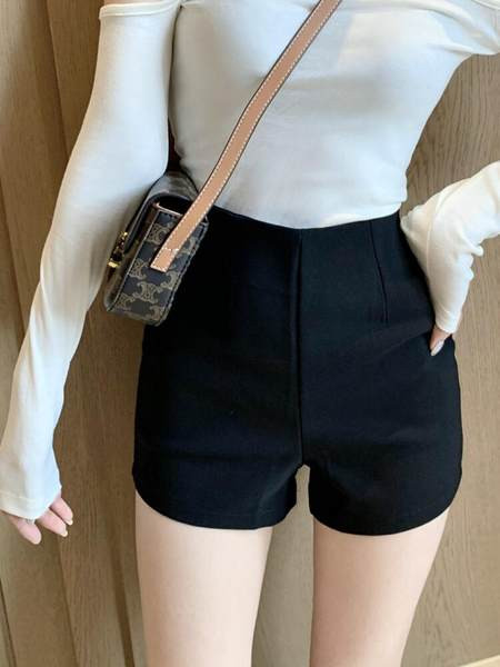 Lühikeste pükstega mudel