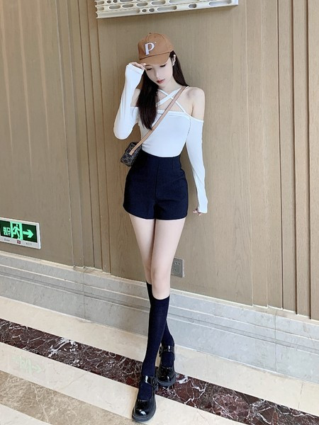 Lühikeste pükstega mudel