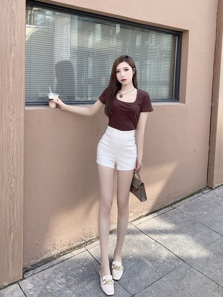 Lühikeste pükstega mudel