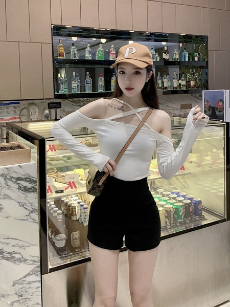 Lühikeste pükstega mudel