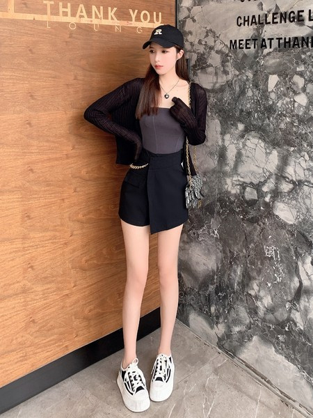 Novi model ženskih kratkih hlača s lancem