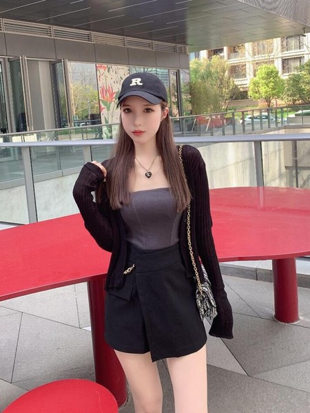 Novi model ženskih kratkih hlača s lancem