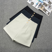 Γυναικείο σορτς με χρυσά κουμπιά