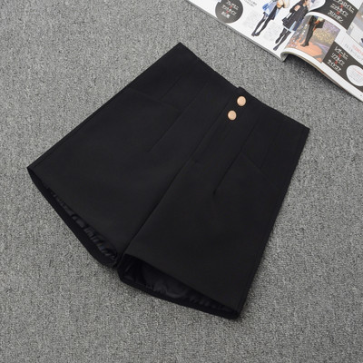 Γυναικείο σορτς με χρυσά κουμπιά