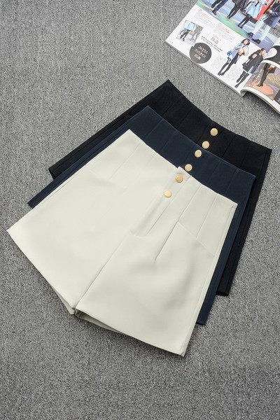 Γυναικείο σορτς με χρυσά κουμπιά