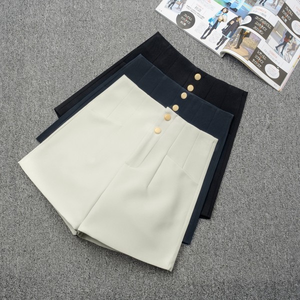 Γυναικείο σορτς με χρυσά κουμπιά