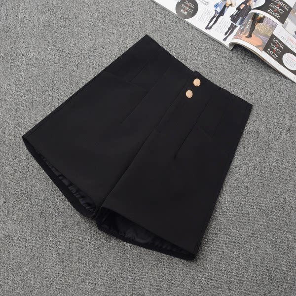 Γυναικείο σορτς με χρυσά κουμπιά