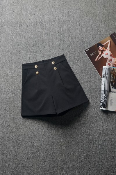 Moderné dámske šortky s gombíkmi - čierna farba