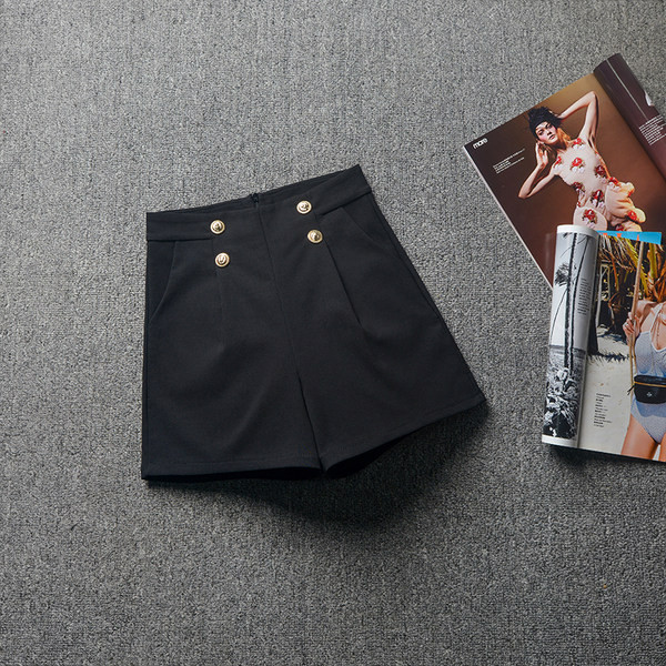 Moderné dámske šortky s gombíkmi - čierna farba