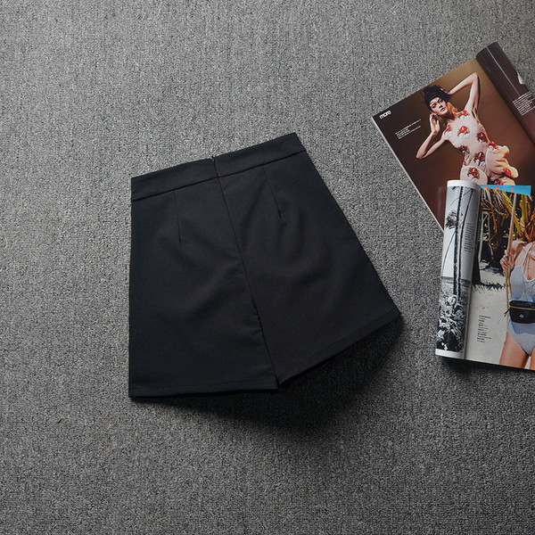 Moderné dámske šortky s gombíkmi - čierna farba