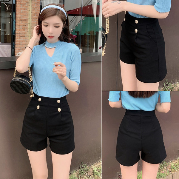 Moderné dámske šortky s gombíkmi - čierna farba