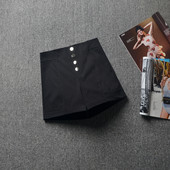 Γυναικείο σορτς με διακοσμητικά κουμπιά