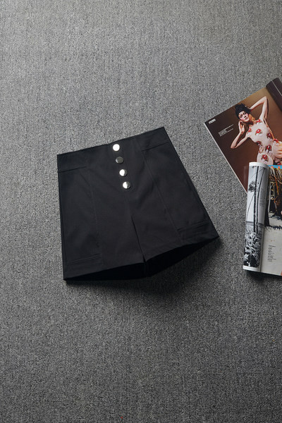 Γυναικείο σορτς με διακοσμητικά κουμπιά